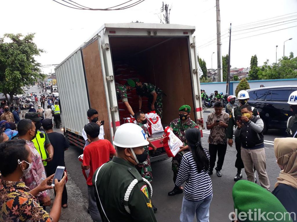 Snapshots: Warga Antre Pembagian Paket Sembako Jokowi di Jogja