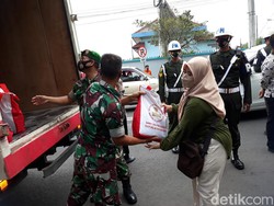 Jokowi Kembali Bagikan Sembako di Jogja, Seribuan Warga Rela Mengantre