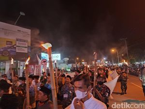 Bupati Sugiri Pimpin Arak-arakan Takbir Keliling di Ponorogo Bupati Sugiri Pimpin Arak-arakan Takbir Keliling di Ponorogo