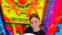Gaya Asyik Thalita Latief Saat Ngopi dan Makan Kepiting Super Besar