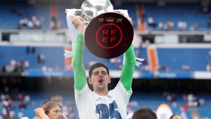 MADRID, SPAIN - APRIL 30: Thibaut Courtois of Real Madrid celebrates following their sides victory in the LaLiga Santander match between Real Madrid CF and RCD Espanyol for their 35th La Liga Championship title at Estadio Santiago Bernabeu on April 30, 2022 in Madrid, Spain. (Photo by Gonzalo Arroyo Moreno/Getty Images)
