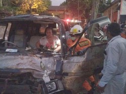 Penumpang Terjepit, Begini Kronologi Carry Hajar Truk Sampah-Ringsek