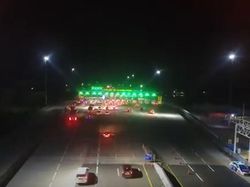 Pantauan Udara GT Cikatama Malam Ini: Arus Mudik Ramai Lancar