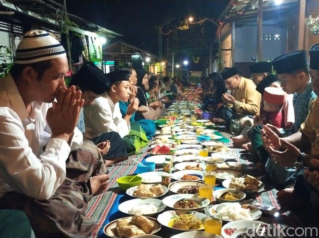 Tradisi Sedekah Lebaran Warga Using Banyuwangi-Makan Bareng Sepanjang Jalan