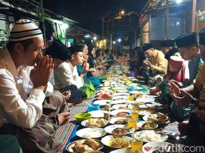 Tradisi Sedekah Lebaran Warga Using Banyuwangi-Makan Bareng Sepanjang Jalan Tradisi Sedekah Lebaran Warga Using Banyuwangi-Makan Bareng Sepanjang Jalan