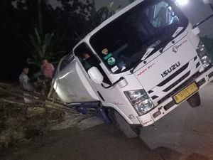 Damkar Evakuasi Truk Tangki Air yang Kejeblos di Jembatan Parung Bogor