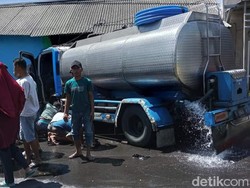 Truk Tangki Muatan Air Tabrak Siswa SMA dan Rumah di Mojokerto