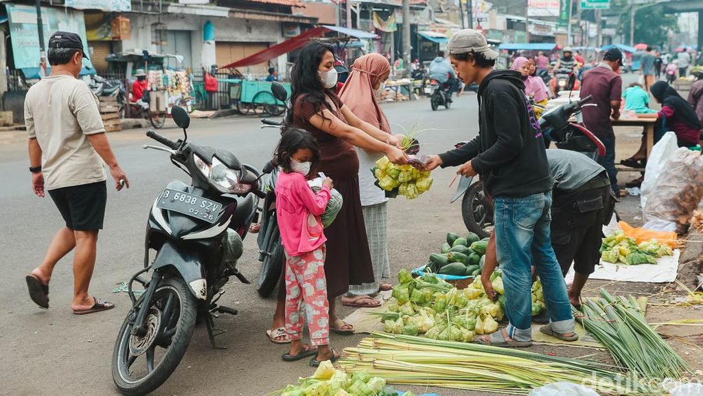 Tumpah Ruah Pedagang Kulit Ketupat Jelang Lebaran Tumpah Ruah Pedagang Kulit Ketupat Jelang Lebaran