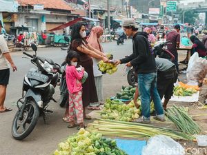 Tumpah Ruah Pedagang Kulit Ketupat Jelang Lebaran Tumpah Ruah Pedagang Kulit Ketupat Jelang Lebaran