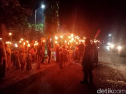 Pawai Obor Keliling Kampung di Bone Bagi-bagi Hadiah untuk Anak-anak