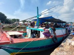 Ratusan Warga Gili Mandangin Sampang Mudik Naik Perahu dari Tanjung Tembaga