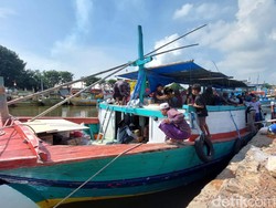 Ratusan Warga Gili Mandangin Sampang Mudik Naik Perahu dari Tanjung Tembaga