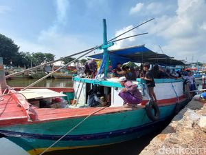Ratusan Warga Gili Mandangin Sampang Mudik Naik Perahu dari Tanjung Tembaga Ratusan Warga Gili Mandangin Sampang Mudik Naik Perahu dari Tanjung Tembaga