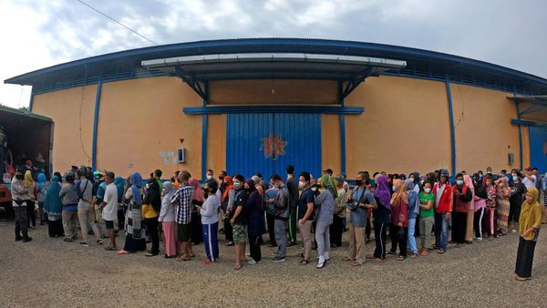 Warga Jambi Antre Panjang Demi Daging Murah