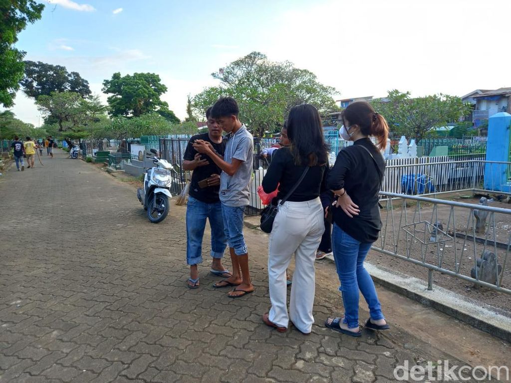 H-1 Lebaran Idul Fitri, Warga di Makassar Ramai-ramai Ziarah Kubur