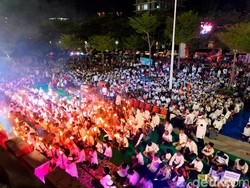 1.500 Warga Makassar Gemakan Takbir-Obor Sambut Lebaran di Anjungan Losari