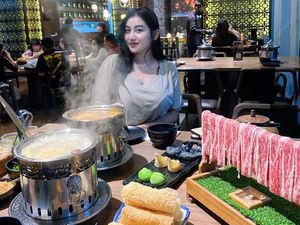 10 Momen Kulineran Pamela Safitri yang Bahagia Dapat THR Alphard