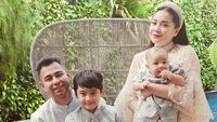Adu Gaya Lebaran Keluarga Artis, Baju Anak Kedua Rans dan Bapau Bikin Gemas