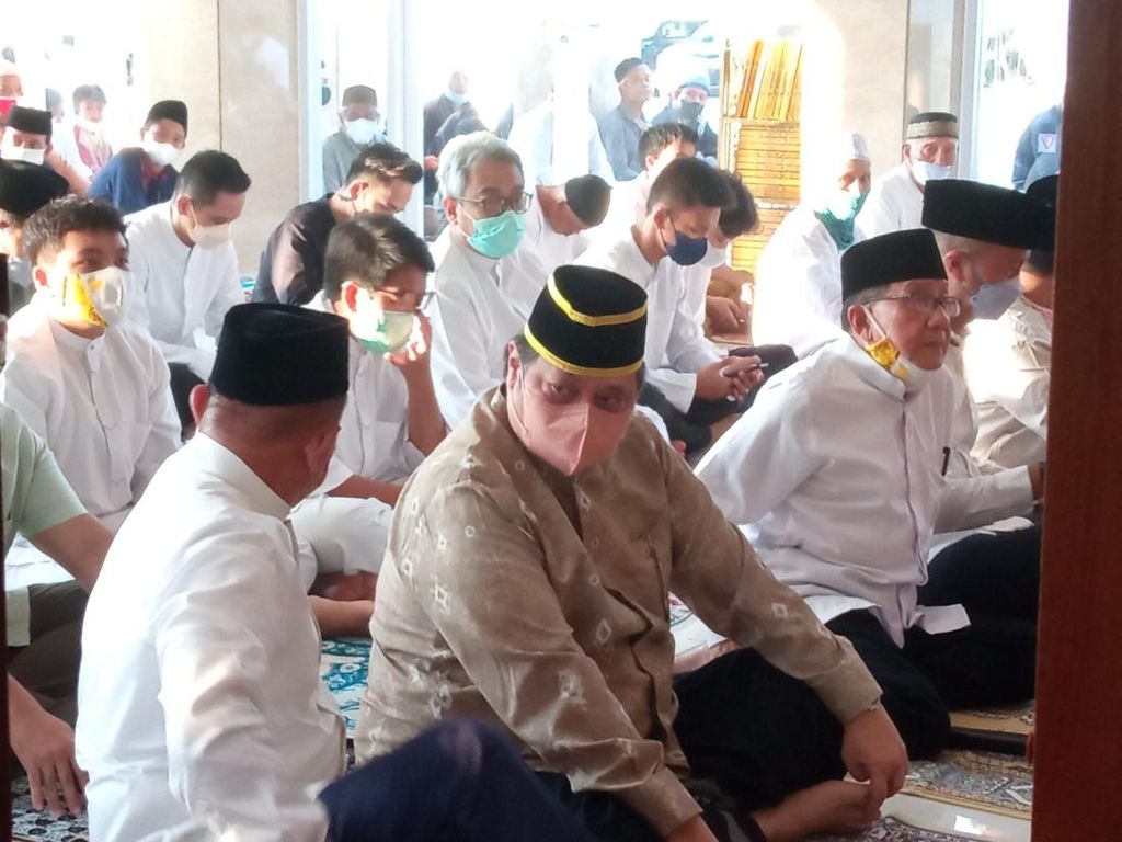 Airlangga Hartarto Salat Id di Masjid Ainul Hikmah DPP Golkar