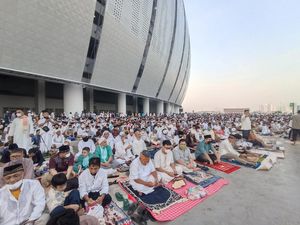 Momen Warga Berbondong-bondong Salat Idul Fitri di JIS Momen Warga Berbondong-bondong Salat Idul Fitri di JIS