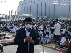 Anies Baswedan dan Keluarga Salat Idul Fitri di JIS