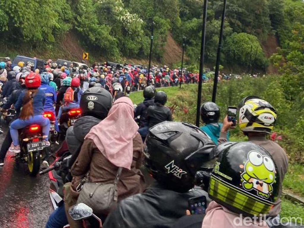 Tebing 25 Meter Longsor di Ciater, Akses Bandung-Subang Sempat Tertutup