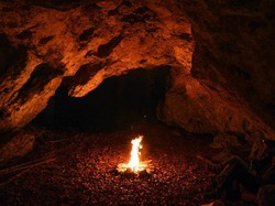 Studi Temukan Seniman Prasejarah Ukir Batu Pakai Cahaya Api