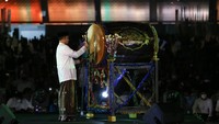 Aksi Anies Baswedan Tabuh Beduk Saat Takbiran di JIS