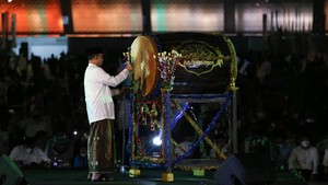 Aksi Anies Baswedan Tabuh Beduk Saat Takbiran di JIS