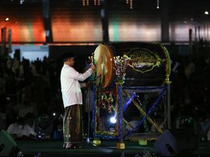 Aksi Anies Baswedan Tabuh Beduk Saat Takbiran di JIS Aksi Anies Baswedan Tabuh Beduk Saat Takbiran di JIS