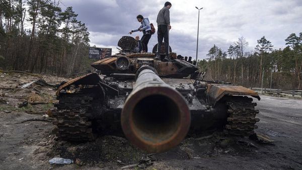 Penampakan Bangkai Tank Rusia Berserakan di Jalanan Ukraina