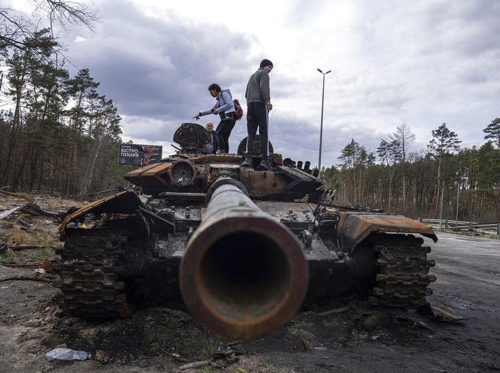 Penampakan Bangkai Tank Rusia Berserakan di Jalanan Ukraina