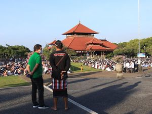 Toleransi Umat di Klungkung, Bupati Suwirta Turut Jaga Warga Salat Id