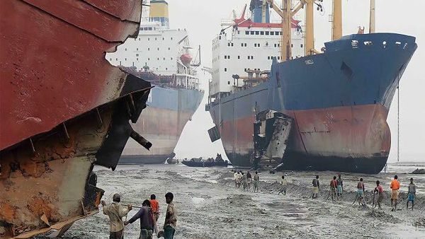 Jangan Lihat Kalau Megalophobia! Benda Ini Bikin Manusia Seukuran Semut