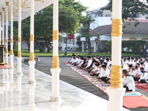Senangnya Warga Ini, Berjarak 5 Saf dari Jokowi saat Salat Idul Fitri Senangnya Warga Ini, Berjarak 5 Saf dari Jokowi saat Salat Idul Fitri