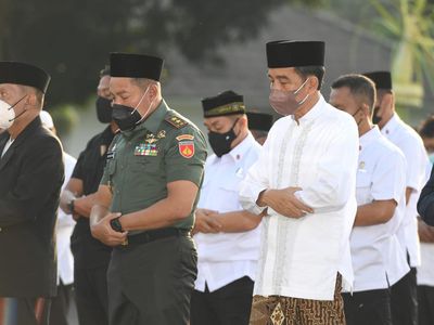 Foto-foto Jokowi Salat Id di Istana Kepresidenan Yogyakarta
