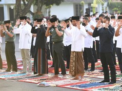 Senangnya Warga Jogja Salat Id Berjarak 5 Saf dari Jokowi