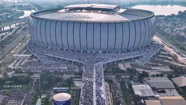 Foto Udara Saat Jemaah Padati JIS untuk Salat Id