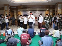 Ganjar Bagikan Zakat Fitrah ke 1.500 Duafa & Fakir Miskin di Semarang Ganjar Bagikan Zakat Fitrah ke 1.500 Duafa & Fakir Miskin di Semarang