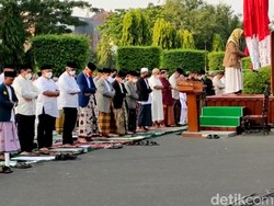 Ganjar Salat Id di Simpang Lima Semarang: Kebahagiaan Kita Semua