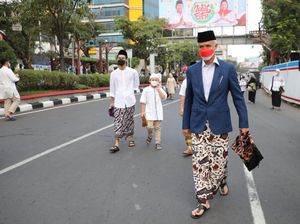 Snapshots: Momen Ganjar Salat Id Berjemaah di Simpang Lima Semarang