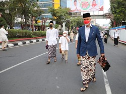 Snapshots: Momen Ganjar Salat Id Berjemaah di Simpang Lima Semarang