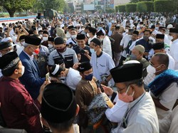 Salat Id di Simpang Lima Semarang, Ganjar Jadi Sasaran Selfie Warga
