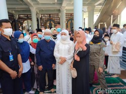 Gubernur Khofifah Bersyukur Dapat Salat Id Lagi di Masjid Al-Akbar Surabaya