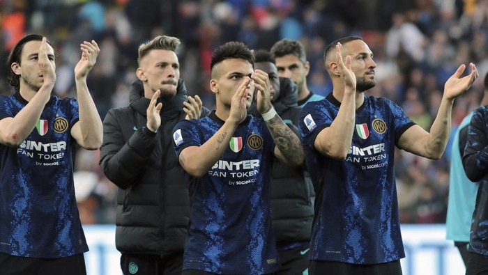 Inters Lautaro Martinez, foreground center, applauds fans at the end of the Serie A soccer match between Udinese and Inter Milan, at the Udine Friuli stadium, Italy, Sunday, May 1, 2022. Inter won 2-1.  (Andrea Bressanutti/LaPresse via AP)