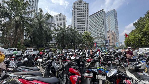 Jalan Depan TPU Karet Macet Gegara Peziarah Parkir Sembarangan