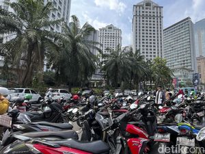 Jalan Depan TPU Karet Macet Gegara Peziarah Parkir Sembarangan