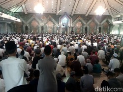 Melebihi Kapasitas, Jemaah Idul Fitri Masjid Al-Markaz Makassar 20.000 Orang