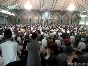 Melebihi Kapasitas, Jemaah Idul Fitri Masjid Al-Markaz Makassar 20.000 Orang Melebihi Kapasitas, Jemaah Idul Fitri Masjid Al-Markaz Makassar 20.000 Orang