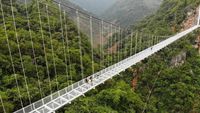 Jembatan Kaca Terpanjang di Dunia yang Cantik tapi Mencekam